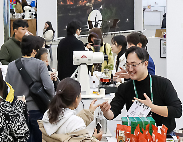 2025 부산 커피어워즈＆페스티벌을 찾은 관람객들이 참가업체 부스에서 다양한 로컬 커피를 즐기고 있다. 김종진 기자