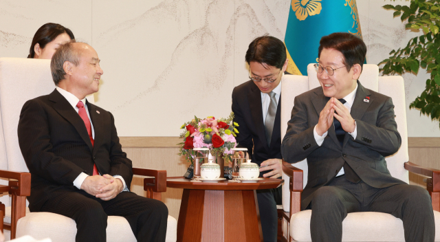 이재명 대통령이 5일 용산 대통령실에서 손정의 소프트뱅크그룹 회장과 면담하고 있다. 연합뉴스