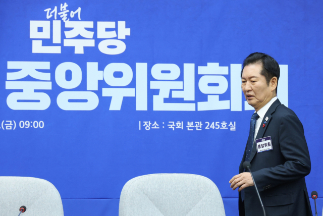 더불어민주당 정청래 대표가 5일 서울 여의도 국회에서 열린 제3차 중앙위 회의에 입장하고 있다. 연합뉴스