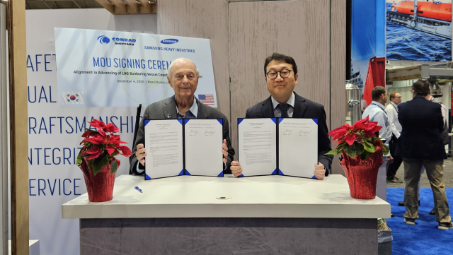 강주년 삼성중공업 팀장(오른쪽)과 조니 콘래드(Johnny Conrad) 콘래드조선소 의장이 세계 워크보트쇼가 열린 미국 뉴올리언즈에서 양해각서 기념 촬영을 하고 있다. 삼성중공업 제공