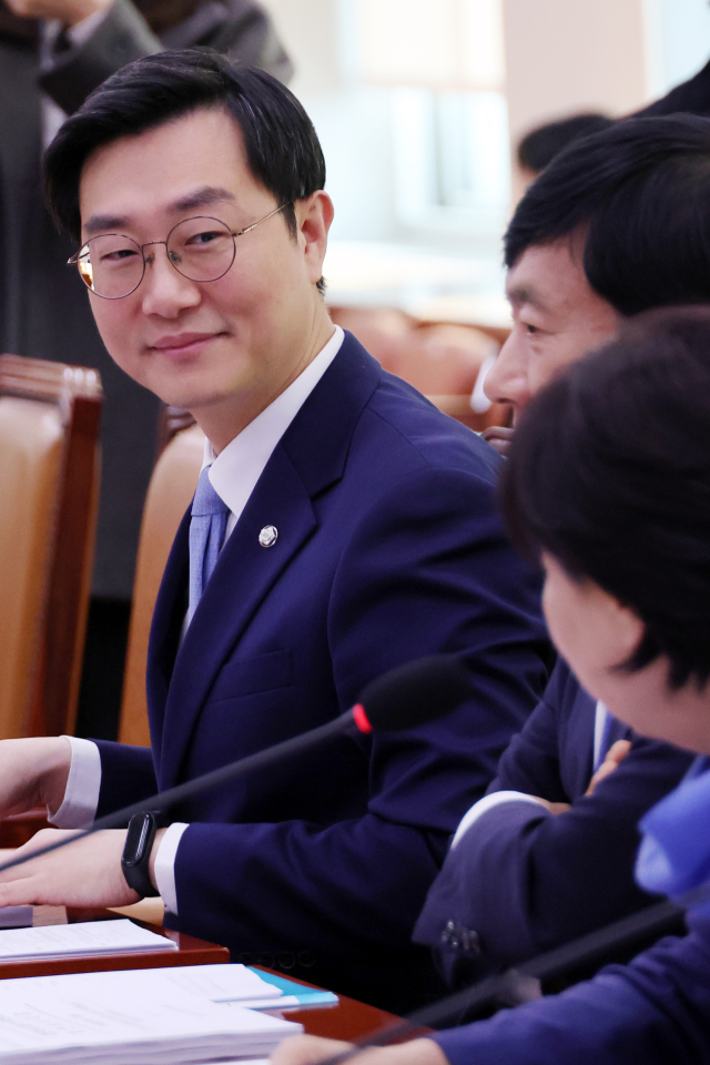 더불어민주당 장경태 의원이 1일 서울 여의도 국회 법제사법위원회에서 열린 법안심사제1소위원회의에서 서영교 의원과 대화하고 있다. 연합뉴스