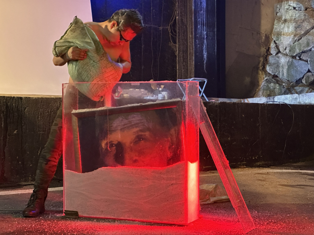 윤영화 퍼포먼스, 유산-염장(鹽藏) 뒤샹 '뒤샹 씨에게 현대미술을 묻다'. 작가 제공