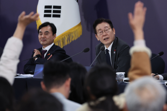 이재명 대통령이 5일 충남 천안시 한국기술교육대학교에서 열린 '충남의 마음을 듣다' 타운홀미팅에서 참석자들의 발언권 요청을 받고 있다. 연합뉴스