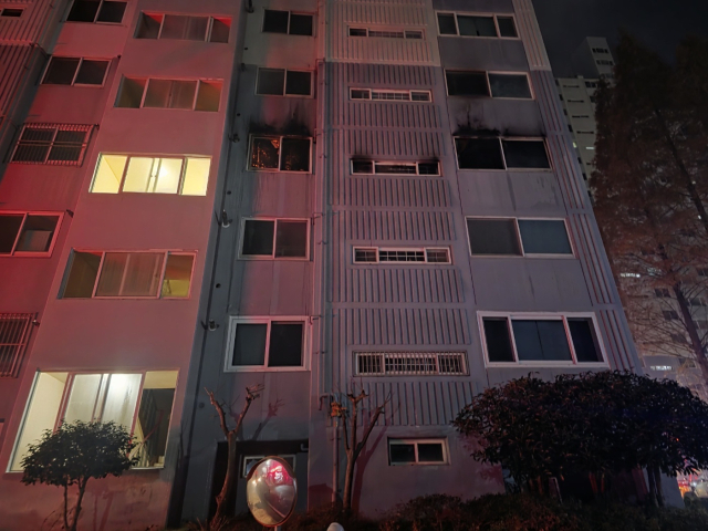 7일 오전 2시 35분께 경남 창원시 마산합포구 월영동 한 아파트 3층에서 불이 나 진화 작업이 펼쳐졌다. 창원소방본부 제공