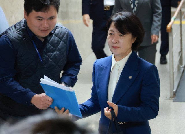 법제사법위원장인 추미애 의원이 8일 서울 여의도 국회에서 열린 비공개 의원총회에 참석하고 있다. 연합뉴스