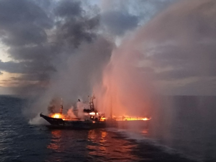 올해 10월 12일 오전 3시 50분께 제주 서귀포시 마라도 남동쪽 약 35km 해상에서 부산 선박인 대형 선망 어선에 화재가 발생한 모습. 서귀포 해양경찰서 제공