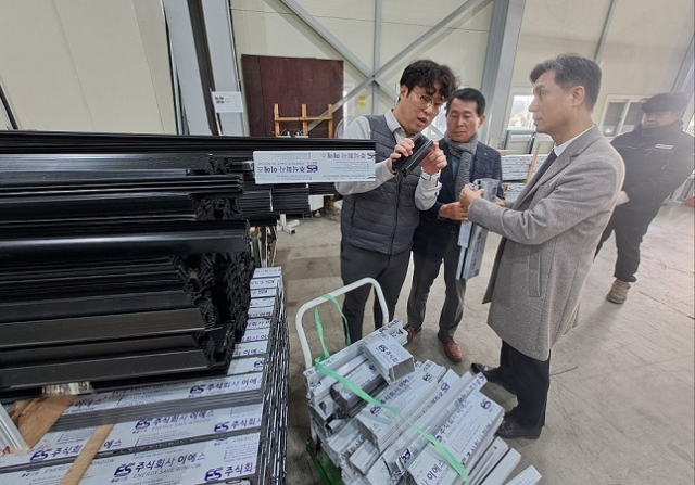 백호성 조달청 구매사업국장(오른쪽에서 두번째)이 9일 충북 청주 금속제창호 제조기업인 이에스창호를 방문해 현장점검을 실시하고 있다. 조달청 제공