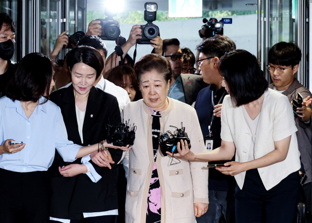 한학자 통일교 총재가 지난 9월 17일 서울 종로구 KT광화문빌딩에 마련된 김건희 여사의 의혹을 수사하는 민중기 특별검사팀 사무실에 세 번의 소환 불응 만에 자진 출석하고 있다. 연합뉴스