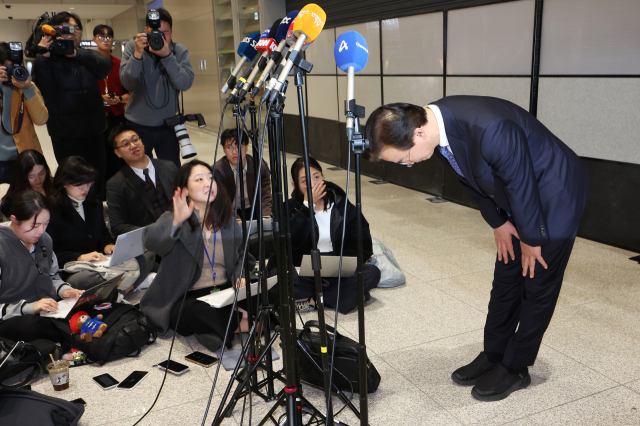 전재수 해양수산부 장관이 11일 ‘유엔해양총회’ 유치 활동을 마치고 귀국해 입장을 밝힌 뒤 인사하고 있다. 전재수 장관은 이날 사의를 표명했고 이재명 대통령은 이를 재가했다. 연합뉴스