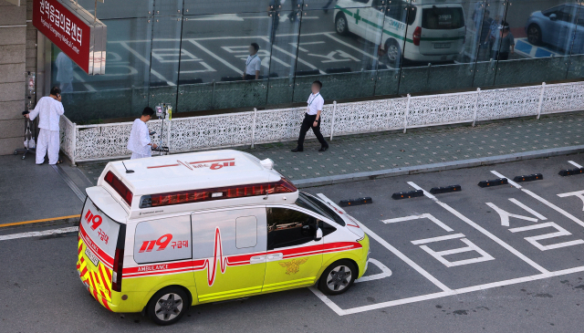 올해 부산 지역에서 현장 구급대원이 응급 환자 이송 병원을 찾지 못해 부산구급상황관리센터를 찾는 경우가 3600건 이상 있었던 것으로 나타났다. 한 대형 병원 응급의료센터로 119 구급차가 도착하고 있다. 연합뉴스