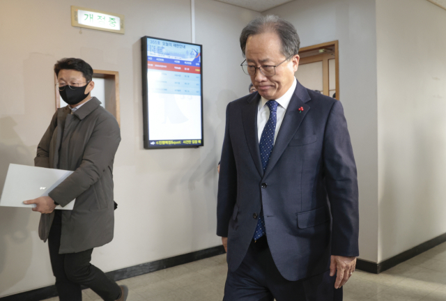 전교조 통일학교 해직 교사들을 특별 채용하도록 지시한 혐의로 기소돼 1심에서 징역 8개월에 집행유예 2년을 선고받은 김석준 부산교육감이 12일 부산 연제구 부산지법 법정을 나서고 있다. 정대현 기자 jhyun@