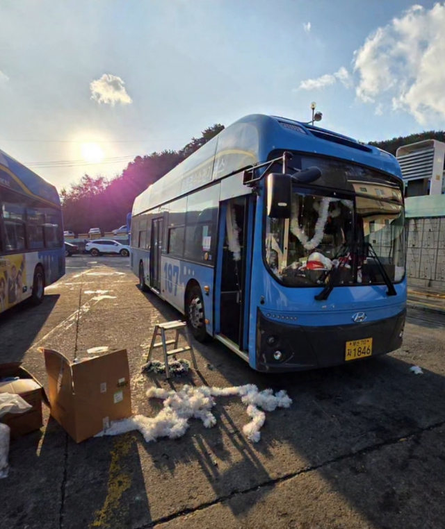 11일 대진여객 소속 187번 산타버스 장식을 급히 철거 중인 모습. 주형민 씨 제공
