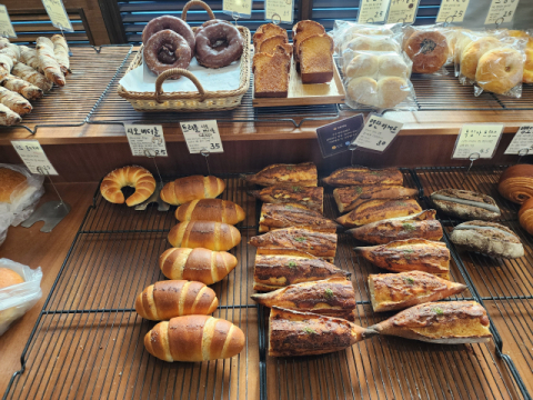 쿠루미 직원들은 모두가 빵을 만들고, 돌아가면서 카운터도 본다.