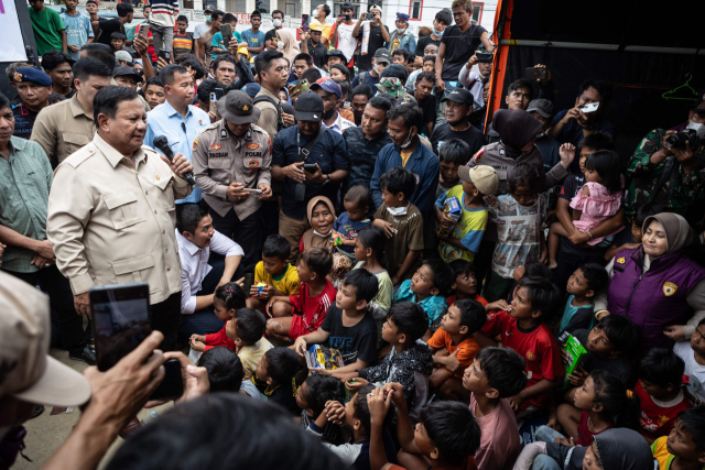 12일(현지 시간) 홍수로 집을 잃은 이재민과 만난 프라보워 수비안토 인도네시아 대통령. AFP연합뉴스