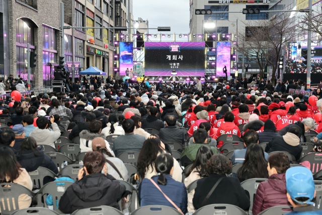 양산시가 지난 13일 물금읍 양산신도시에서 ‘온 골목 온 기 페스티벌’ 콘서트를 개최하고 있다. 양산시 제공