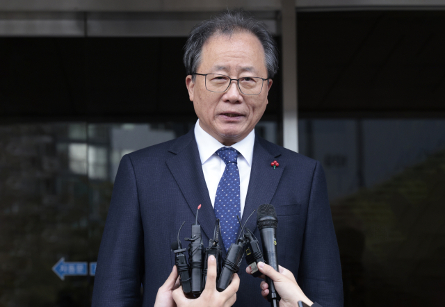 전교조 해직 교사 특별채용 관련 직권남용 혐의로 1심에서 징역형의 집행유예를 선고받은 김석준 부산교육감이 12일 부산지법을 나서며 입장을 밝히고 있다. 정대현 기자 jhyun@