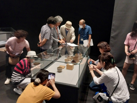 부산요포럼 회원들이 쓰시마 박물관에서 부산요 시절 만들어진 찻사발을 관찰하고 있다.