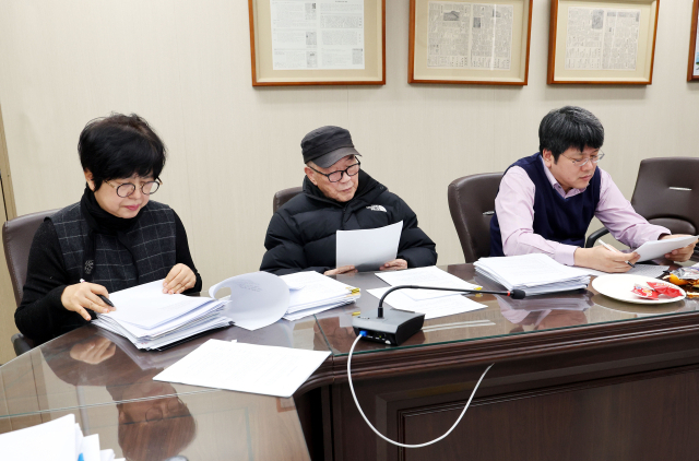 2026 부산일보 신춘문예 시조와 희곡 심사 장면. 정종회 기자 jjh@