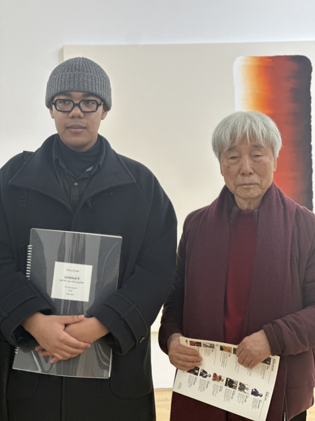 지난 13일 오후 5시 부산 해운대구 '이우환 공간' 2층에서 열린 '이우환 공간 10주년 기념 연주회: 보는 소리, 듣는 빛'에서 만난 이우환(오른쪽) 작가와 이하느리 작곡가. 김은영 기자 key66@