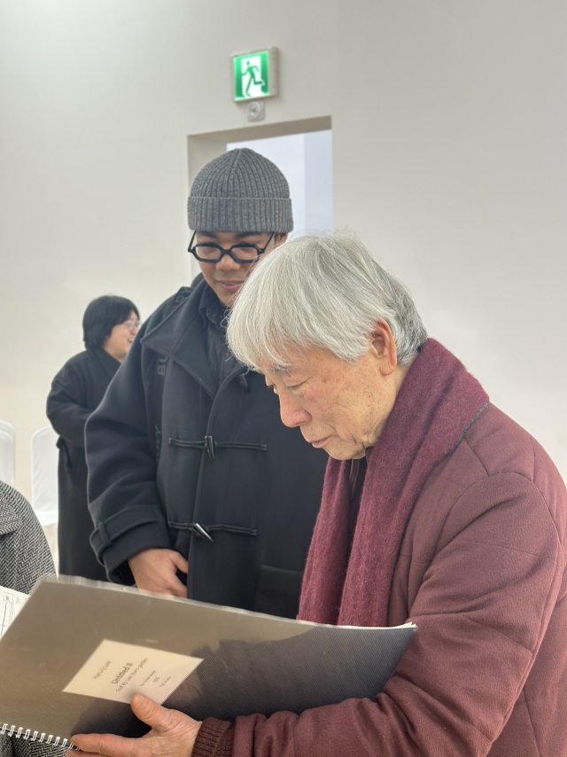지난 13일 오후 5시 부산 해운대구 '이우환 공간' 2층에서 열린 '이우환 공간 10주년 기념 연주회: 보는 소리, 듣는 빛'가 끝난 뒤 이우환(오른쪽) 작가가 이하느리 작곡가가 건넨 ‘스터프(Stuff) 3번: 이우환의 정원’ 악보를 살펴보고 있다. 김은영 기자 key66@
