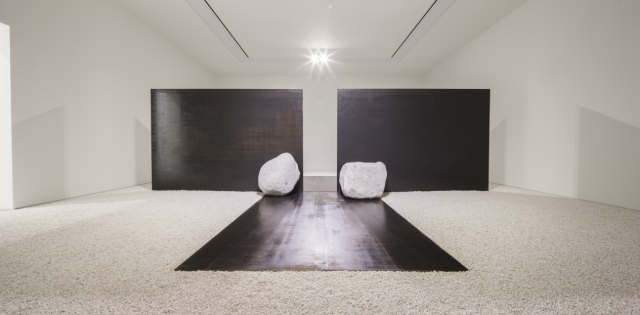 '이우환 공간' 내부 전시 작품. 사진은 '관계항-좁은문'. 부산시립미술관 제공