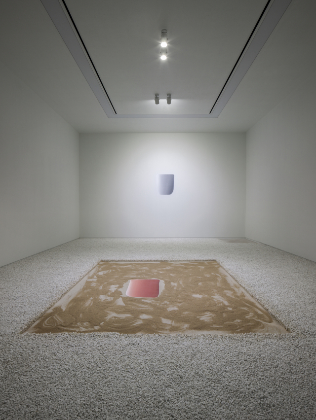 '이우환 공간' 내부 전시 작품. 사진 위는 '대화'(2015), 아래는 '대화-발굴'(2015). 부산시립미술관 제공