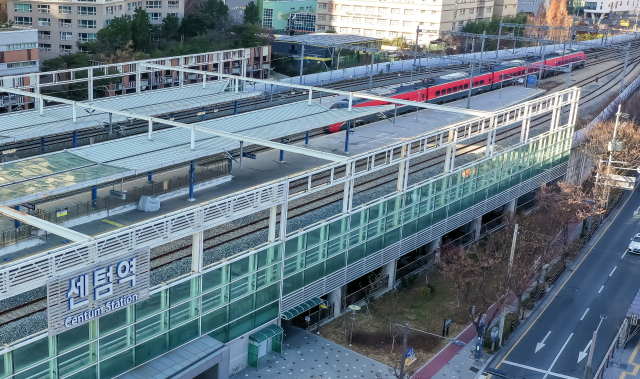 국토교통부가 15일 KTX-이음 신규 정차역으로 부산 신해운대역과 센텀역, 기장역을 지정했다. 해운대구 재송동 센텀역 전경. 김종진 기자 kjj1761@