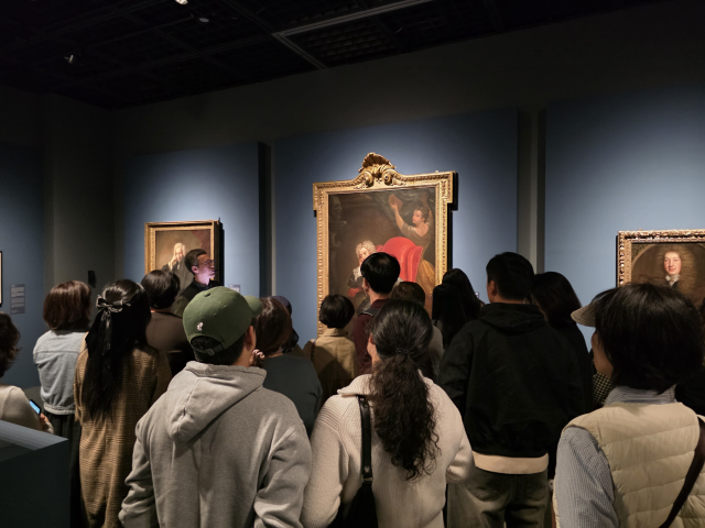 ‘거장의 비밀’전 전시 해설 프로그램을 듣고 있는 관람객. 부산박물관 제공