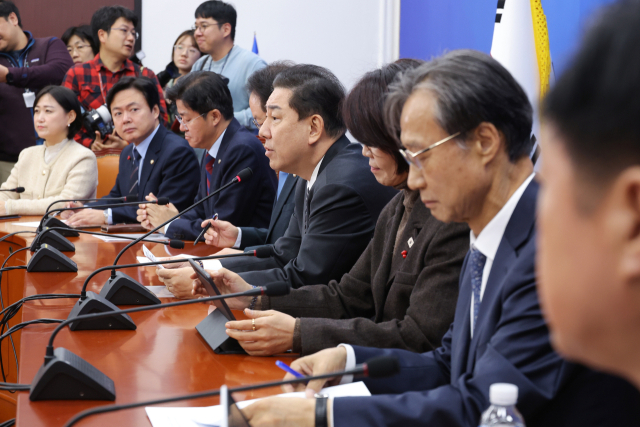 국민의힘 송언석 원내대표(왼쪽에서 두 번째)가 16일 서울 여의도 국회에서 열린 원내대책회의에서 모두발언하고 있다(위). 더불어민주당 김병기 원내대표가 같은 날 국회에서 열린 원내대책회의에서 발언하고 있다. 연합뉴스