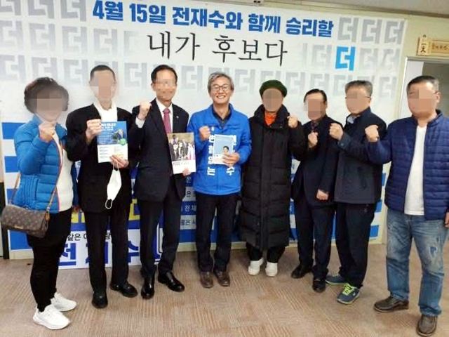 전재수 전 해양수산부 장관이 한학자 통일교 총재의 자서전을 들고 통일교 부산·울산 회장 A 씨(왼쪽에서 3번째)와 서 있는 모습. 전 전 장관 페이스북 캡처
