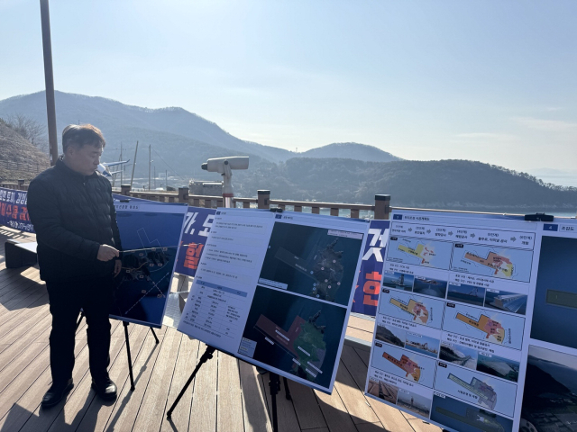 16일 가덕도신공항건설공단 관계자가 기자단에게 가덕신공항 추진 현황을 설명하고 있다.