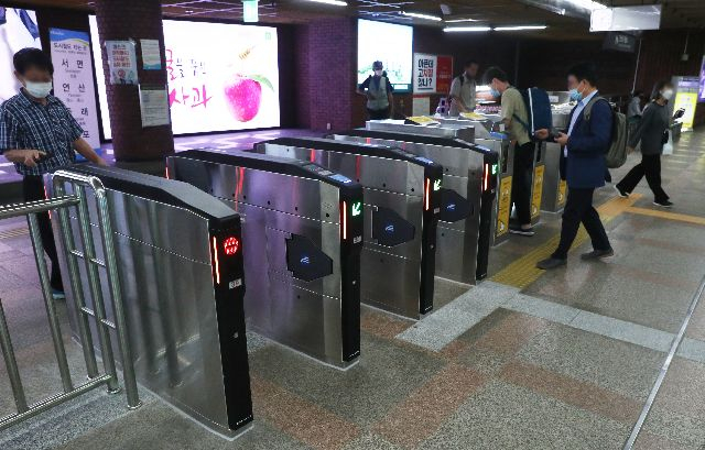 부산도시철도 1호선 부산역에서 지하철에 탑승하기 위해 개찰구를 통과하는 시민들 모습. 부산일보DB
