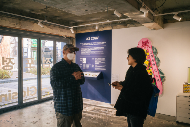 인터뷰 중인 구헌주(왼쪽) 작가. 임소영 제공