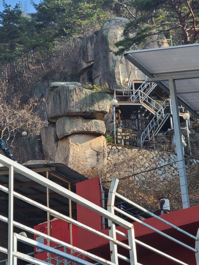 낙석 위험이 제기되는 부산 동래구 금강대 옥불사 공개바위. 독자 제공