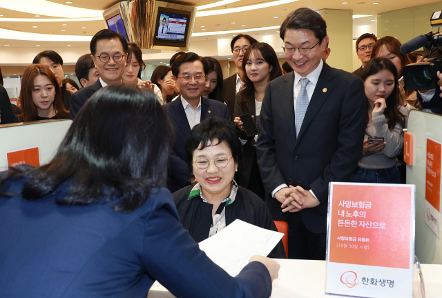 이억원 금융위원장이 10월 30일 서울 중구 한화생명 시청 고객센터에서 사망보험금 유동화 출시일에 맞춰 준비상황을 점검하고 있다. 연합뉴스