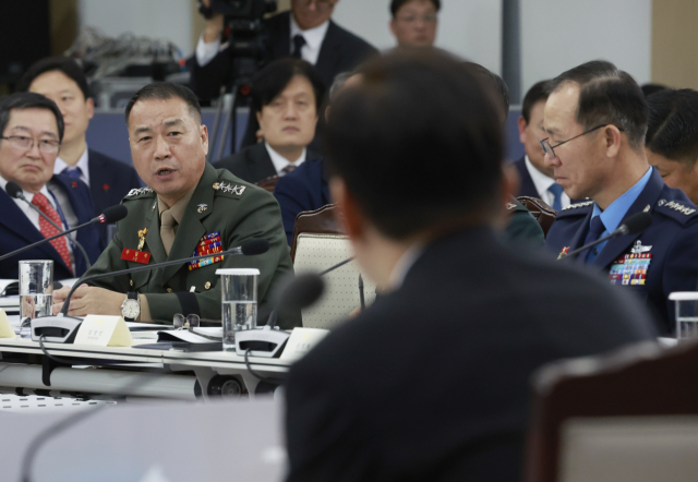 주일석 해병대사령관이 18일 서울 용산구 국방부에서 열린 국방부·국가보훈부 업무보고에서 이재명 대통령의 질문에 답하고 있다. 연합뉴스