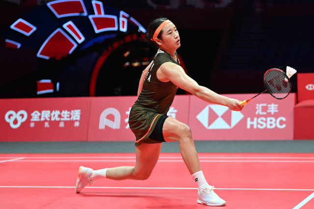 안세영이 18일 중국 항저우 올림픽 스포츠센터 체육관에서 열린 BWF 배드민턴 월드투어 파이널스 여자 단식 경기에서 일본의 미야자키 도모카를 상대로 리턴 샷을 하고 있다. AFP연합뉴스