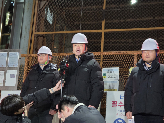 18일 서울 여의도역 신안산선 공사 현장에서 작업자 1명이 사망한 사고와 관련해 공사를 맡았던 포스코이앤씨의 송치영 사장이 현장을 찾아 사과하고 있다. 연합뉴스