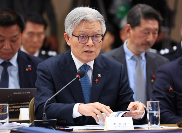 최동석 인사혁신처장이 17일 정부세종컨벤션센터에서 이재명 대통령에게 업무보고를 하고 있다. 연합뉴스