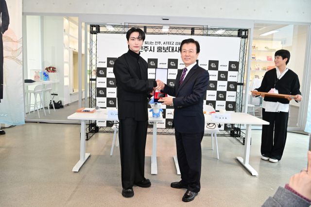 19일 경남 진주실크박물관에서 글로벌 K-팝 그룹 에이티즈 멤버 ‘성화’의 진주시 홍보대사 위촉식이 열렸다. 김현우 기자