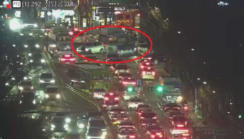 [속보] 서울 강남구청역 인근 10중 추돌사고…경찰 