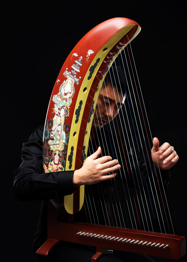 최경철 부산동래국악단 예술감독이 고대 현악기 '공후'를 연주하고 있다. 최경철 제공