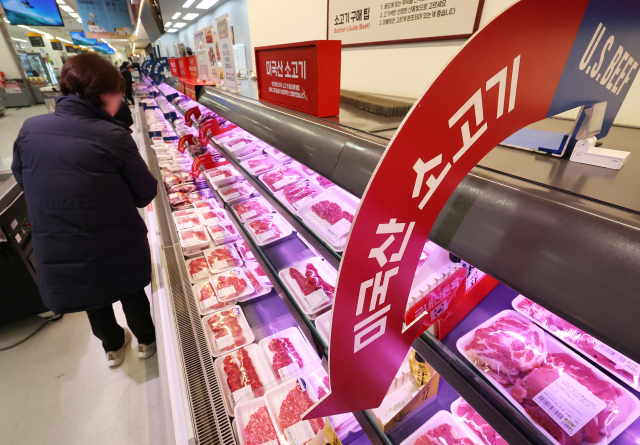 원/달러 환율이 고공행진을 하면서 수입 물가가 크게 들먹이고 있다. 서울의 한 대형 마트에서 시민이 미국산 소고기를 살펴보고 있다. 연합뉴스