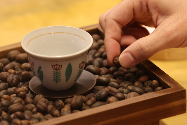 지난달 19일 서울 강남구 코엑스에서 열린 제24회 서울카페쇼에서 한 관람객이 커피 시음 전 원두를 만져보고 있다. 연합뉴스