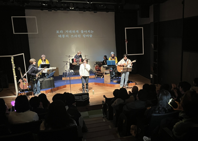 극단새벽 병설 인디밴드 ACT가 지난해 12월 개최한 콘서트 '여덟 번의 오년' 모습. 극단새벽 제공