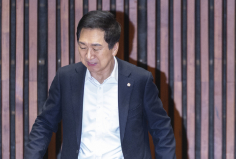 김건희에 ‘가방 선물’ 혐의 김기현, ‘피의자’로 11시간 반 조사