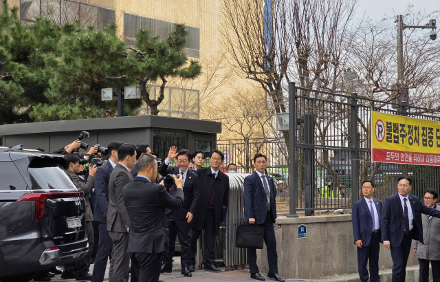23일 오후 부산 동구 해양수산부 청사 본관에서 열린 개청식에 참석한 이재명 대통령이 시민들에게 손을 들어 인사하고 있다. 김재량 기자 ryang@