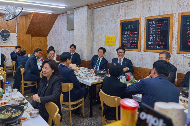 이재명 대통령이 23일 해양수산부 청사에서 국무회의를 마친 뒤 부산 부산진구 부전시장을 찾아 국무위원들과 오찬을 하고 있다. 연합뉴스
