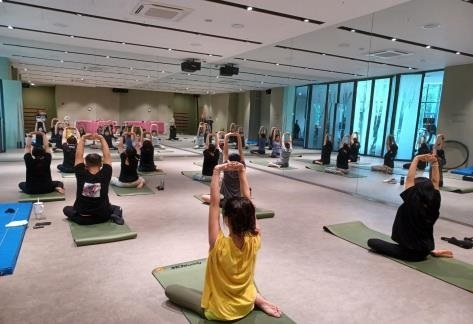 부산 사하구 이편한세상 사하2차 아파트가 정부가 선정하는 공동주택 우수관리 단지에서 우수단지로 뽑혔다. 사진은 이 아파트에서 진행중인 운동 강좌. 국토부 제공