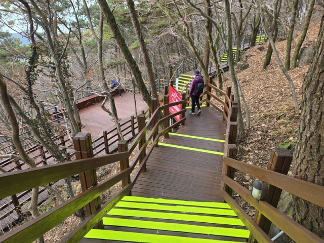 통영시는 통영케이블카 상부역사에서 미륵산 정상 구간 데크시설 전 구간 정비를 완료했다. 통영시 제공